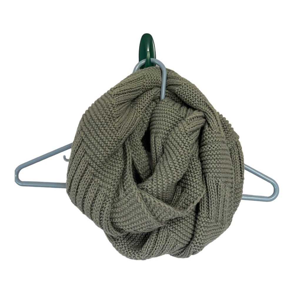 Gray Infinity Chunky Cable Knit Scarf
